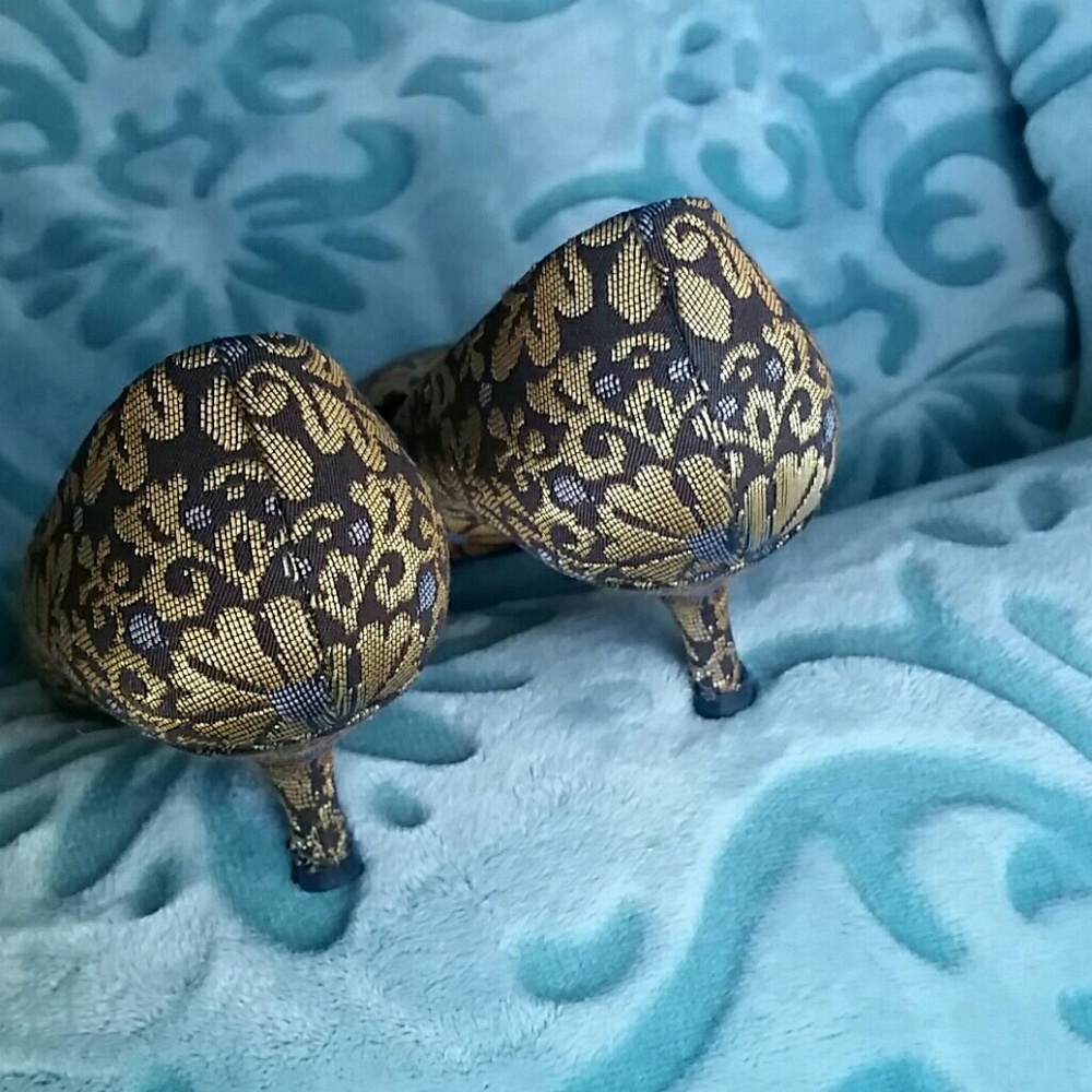 Yves Saint Laurent Gold and Navy Brocade Pumps - Picture 5 of 9